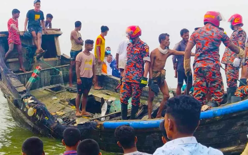 কক্সবাজারে ভাসমান ট্রলার থেকে ১১ জনের মরদেহ উদ্ধার