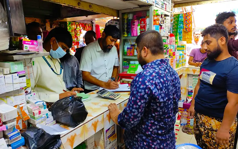 কুমিল্লার চৌয়ারায় অ‌ভিযানে ৪ প্রতিষ্ঠানকে ১২ হাজার টাকা জরিমানা