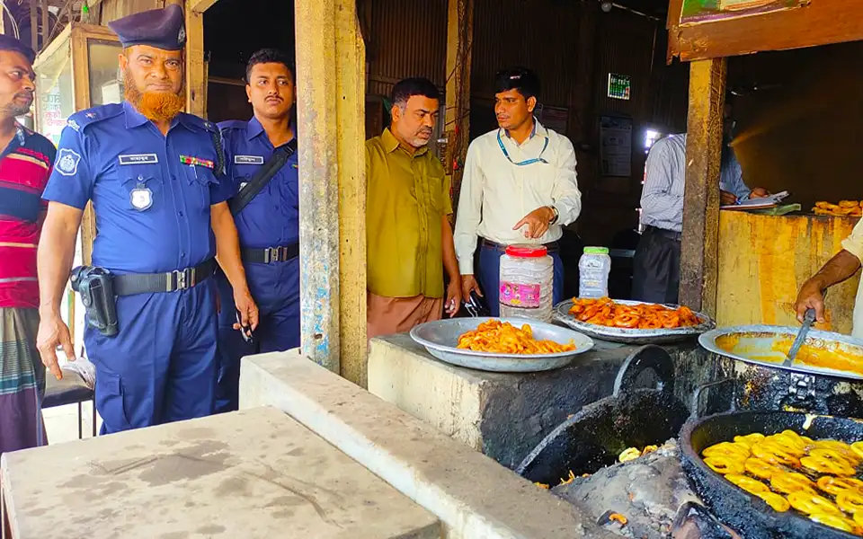 কুমিল্লার ক‌বিরাজ বাজার ও বুড়িচংয়ে ৩ প্রতিষ্ঠানকে ৯ হাজার টাকা জরিমানা