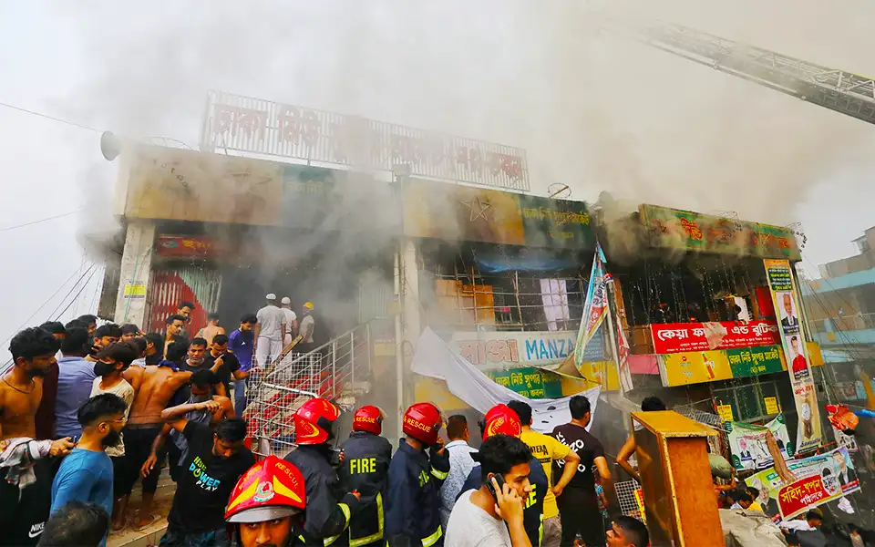 নিউ সুপার মার্কেটে ভয়াবহ আগুন, নিয়ন্ত্রণে ২৮ ইউনিট