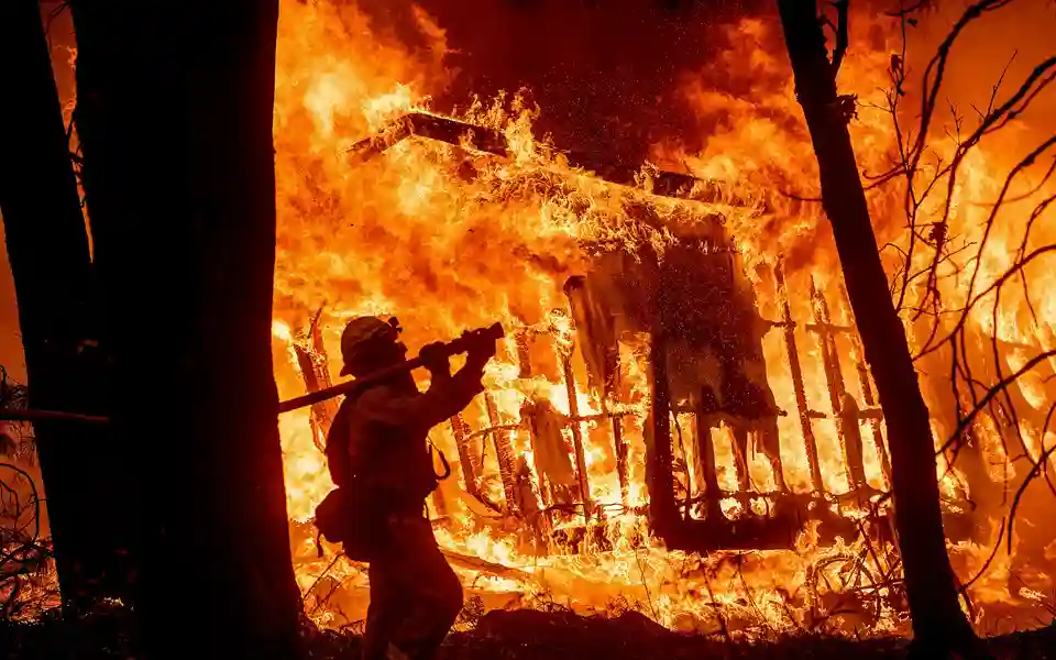রাজধানীর উত্তরার বিজিবি মার্কেটে আগুন, ঘণ্টাখানেকের মধ্যে নিয়ন্ত্রণে