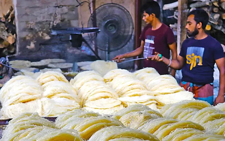 কুমিল্লার স্থানীয় সেমাই কারখানাগুলোতে শেষ মুহূর্তের ব্যস্ততা