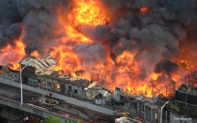 রাজধানী বঙ্গবাজারে ভয়াবহ আগুন, নিয়ন্ত্রণে কাজ করছে ৪৭ ইউনিট