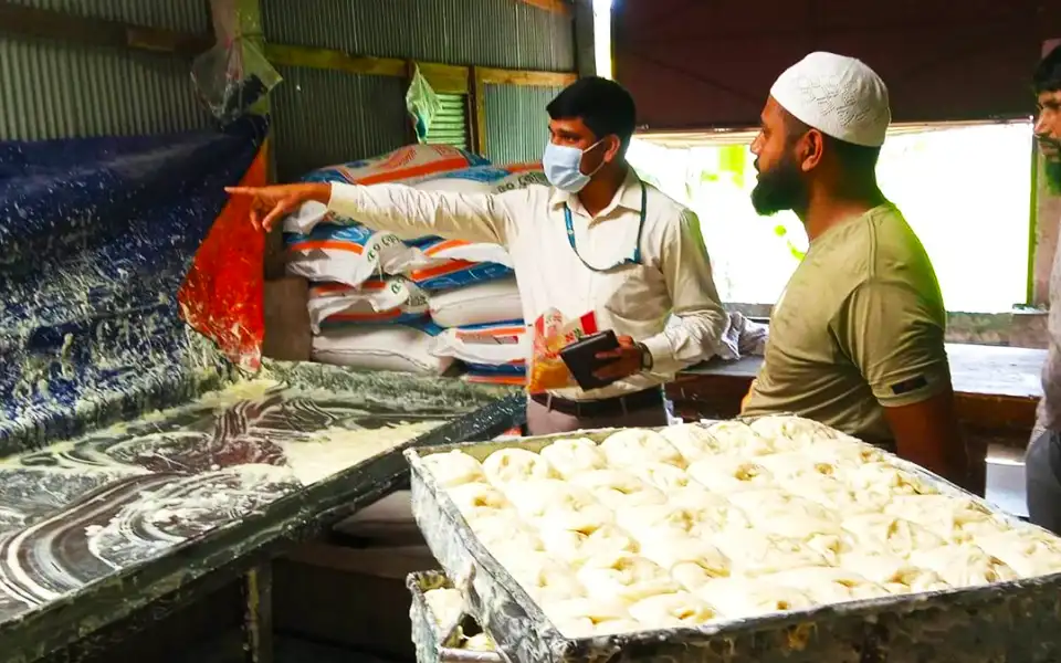কু‌মিল্লার সেমাই কারখানায় অভিযান, ১ লক্ষ টাকা জরিমানা।