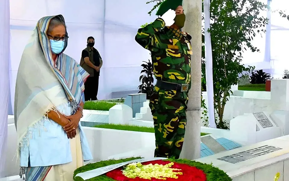 শহীদদের কবরে ১৫ আগস্টের শ্রদ্ধা নিবেদন করেন প্রধানমন্ত্রী