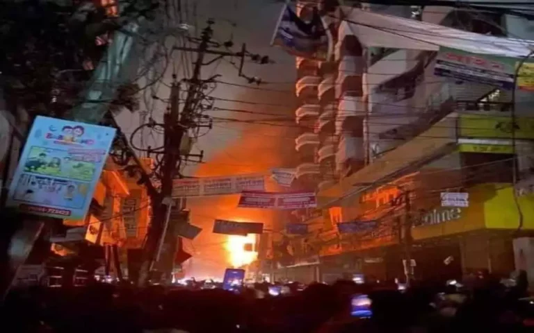 মধ্যরাতে রাজধানীর ওয়ারীতে আগুন, ঘণ্টাখানেকের মধ্যে নিয়ন্ত্রণে