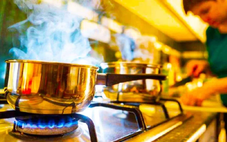 রাজধানীর বাতাসে গ্যাসের গন্ধ, আতঙ্কিত না হওয়ার পরামর্শ