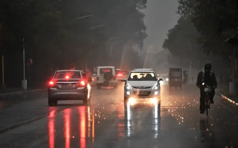 দেশের কোথাও কোথাও ভারী বর্ষণ হতে পারে।