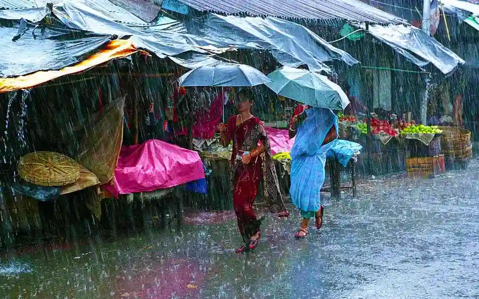 কমবে গরম, মাঝারি বৃষ্টিসহ ভারী বর্ষণের সম্ভাবনা