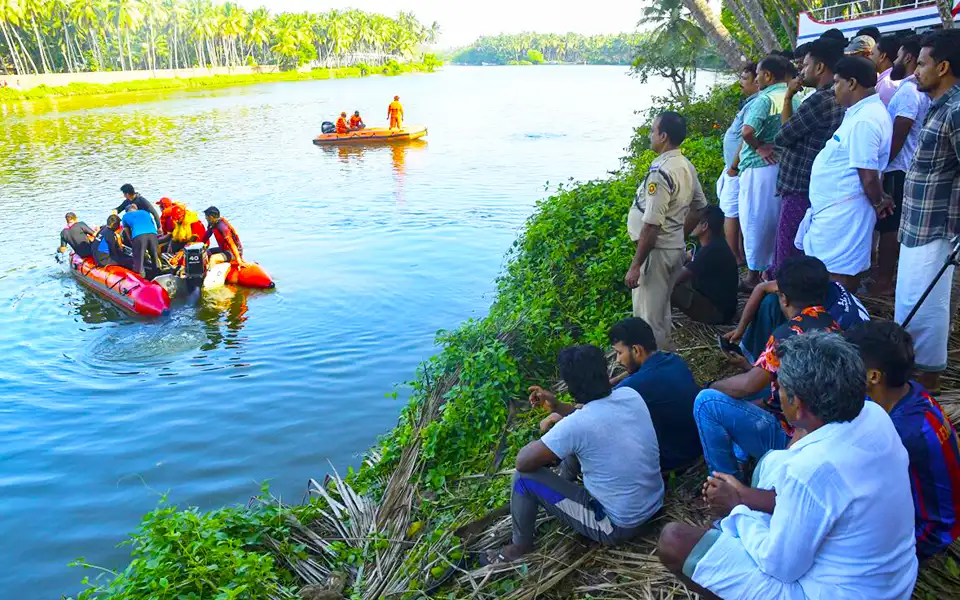 ভারতের কেরালায় পর্যটকবাহী নৌকাডুবিতে ২০ জনের মৃত্যু