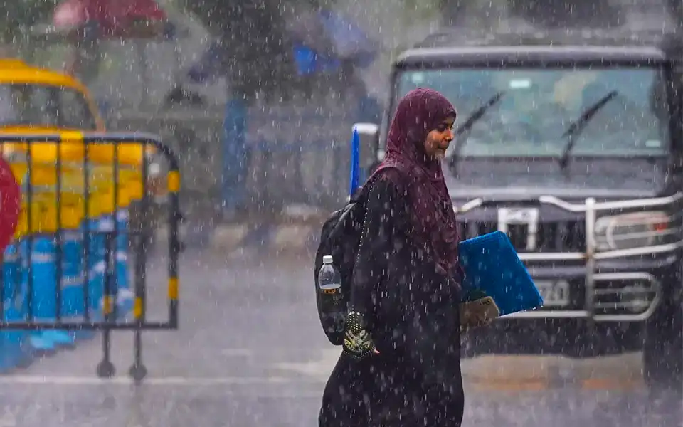 ১৮টি জেলায় ৮০ কি.মি. বেগে ঝড়ের আশঙ্কা, নদীবন্দরে হুঁশিয়ারি