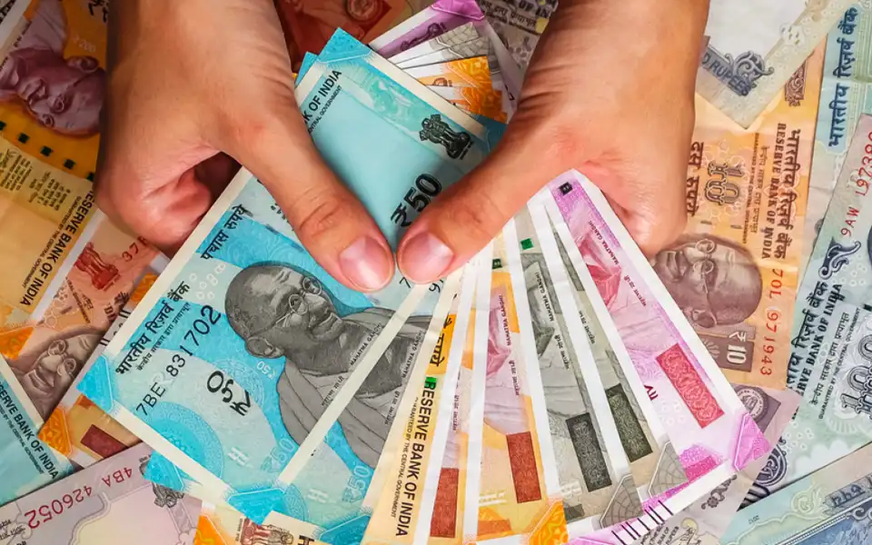 ডলার সংকটের সমাধানে বিকল্প মুদ্রার দিকে ঝুঁকছে বিশ্বের অনেক দেশ। এই অবস্থায় বাংলাদেশ ও প্রতিবেশি দেশ ভারতের সঙ্গে রুপিতে বাণিজ্যিক লেনদেনে বিষয়ে চুক্তিবদ্ধ হয়েছে। সবকিছু ঠিক থাকলে জুলাই থেকে রুপিতে আমদানি দায় পরিশোধ করা যাবে বলে জানিয়েছে সংশ্লিষ্ট সূত্র।