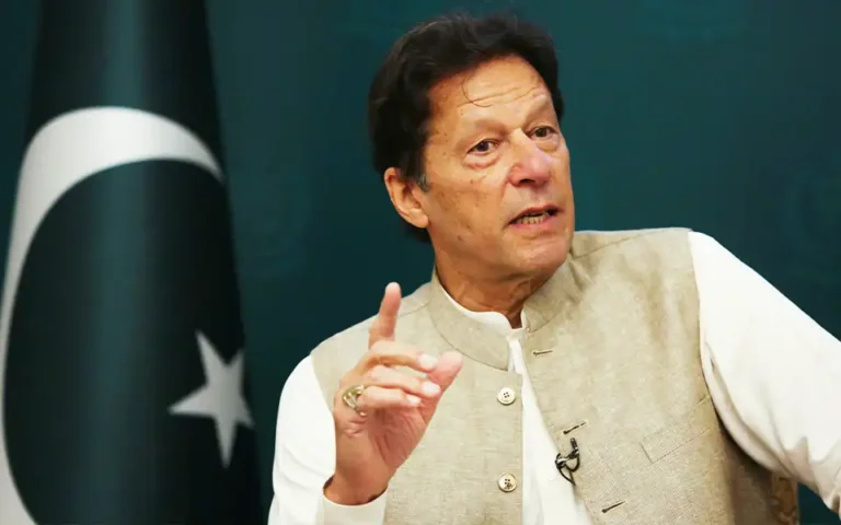 রণক্ষেত্র পাকিস্তান, বন্ধ ইন্টারনেট: ইমরান খানকে নেওয়া হচ্ছে রিমান্ডে!