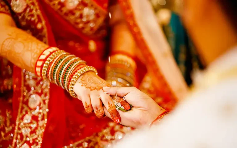 ভাঙ্গলো সংসার, ফটোগ্রাফারকে দেওয়া টাকা ফেরত চাইলেন তরুণী