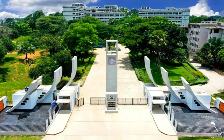 ‘ম্যাডাম’ সম্বোধন না করায় সই দিতে নারাজ কুবি’র কর্মকর্তা