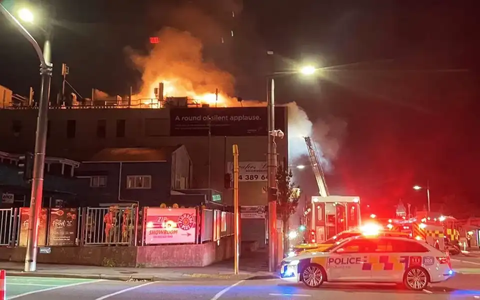 নিউজিল্যান্ডে হোস্টেলে আগুন লেগে ৬ জনের প্রাণহানি, নিখোঁজ বহু