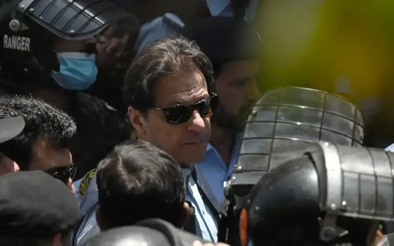 লাহোরের বাসভবনে ফিরেছেন ইমরান খান