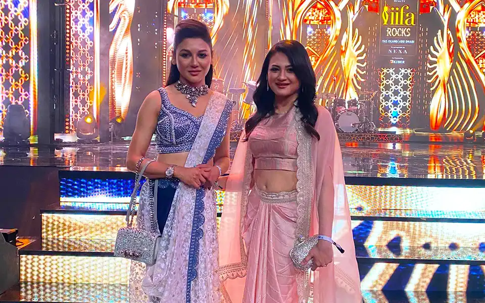 একই মঞ্চে বলিউড তারকাদের সঙ্গে জয়া