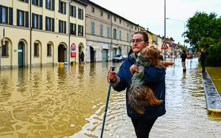 ইতালিতে বন্যায় ঘরহারা ৩৬ হাজারেরও বেশি মানুষ