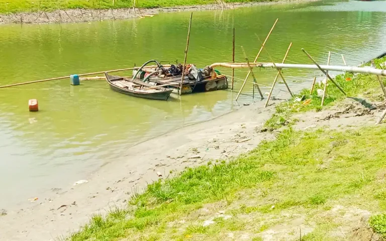 কুমিল্লার বরুড়ায় ড্রেজার দিয়ে মাটি উত্তোলনের অপরাধে জরিমানা