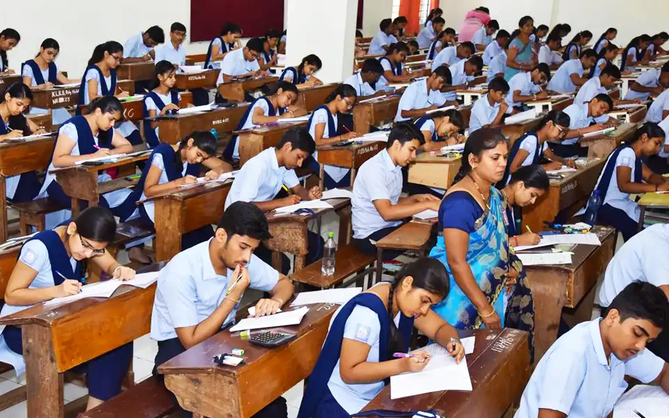 সোমবার কুমিল্লাসহ সব শিক্ষা বোর্ডের এসএসসি পরীক্ষা স্থগিত