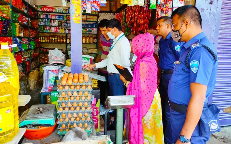 কুমিল্লা পদুয়ার বাজারে তদার‌কি অ‌ভিযান, চার প্রতিষ্ঠান‌কে জ‌রিমানা