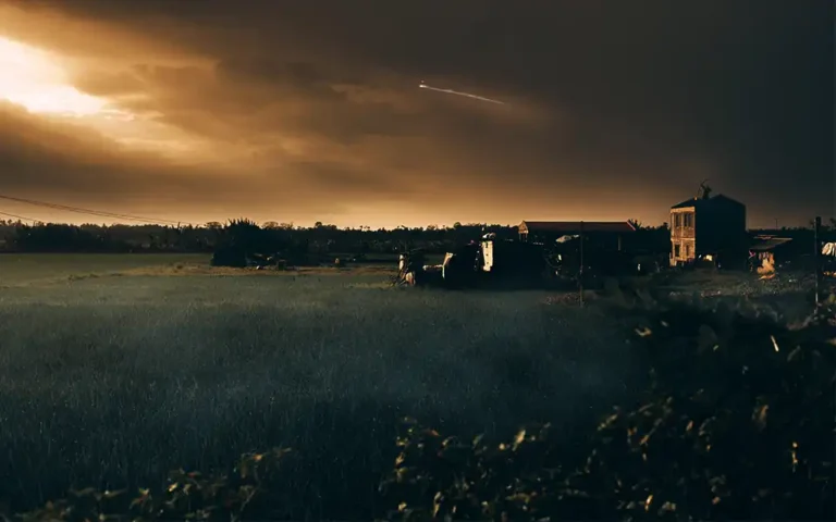 কক্সবাজার উপকূলে গতি বাড়িয়ে আঘাত হানছে মোখার অগ্রভাগ