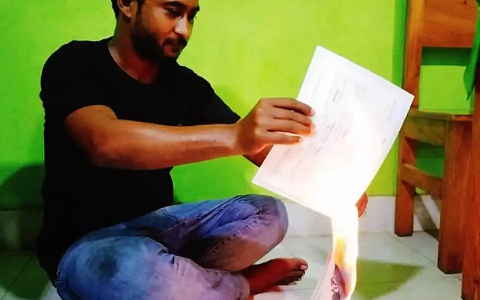 এবার সার্টিফিকেট পোড়ালেন ঢাকা কলেজের ছাত্র