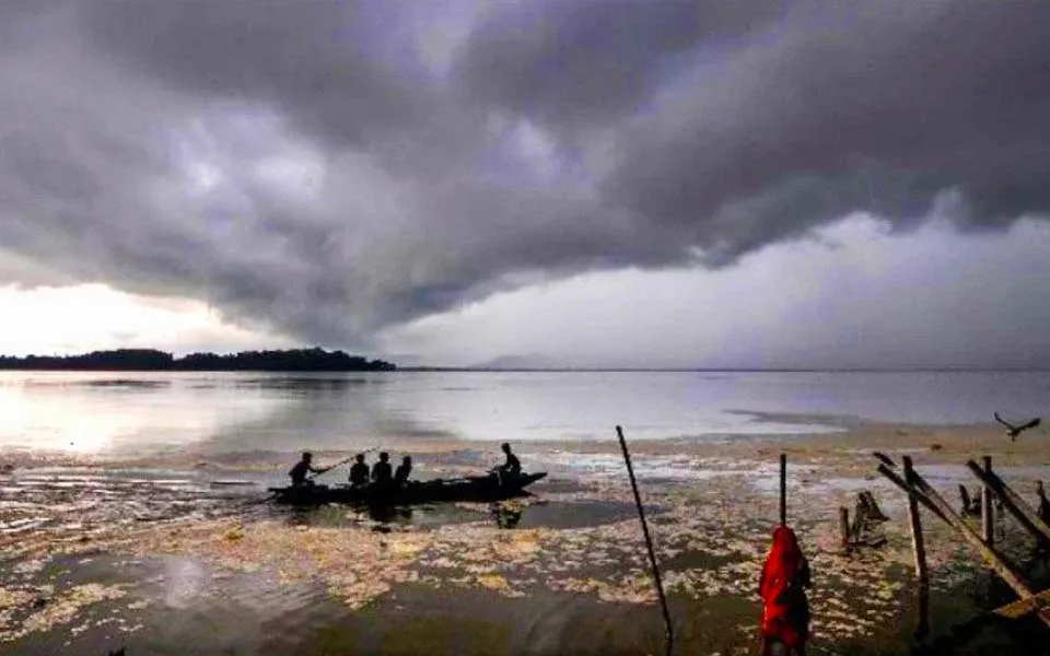 আজ ৬০ কিলোমিটার বেগে আসছে ঝড়, নদীবন্দরে সতর্কতা