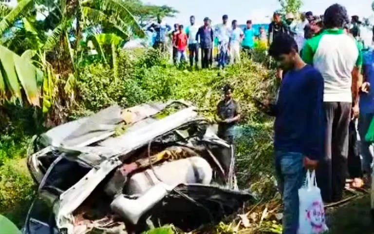 কুমিল্লায় ট্রাকের ধাক্কা মাইক্রোবাসে, প্রাণ গেল ২ যাত্রীর