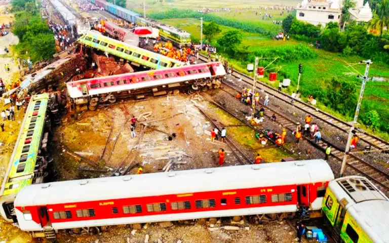 ভারতে ভয়াবহ ট্রেন দুর্ঘটনায় নিহত ২৮০ ছাড়ালো, আহত ৯ শতাধিক