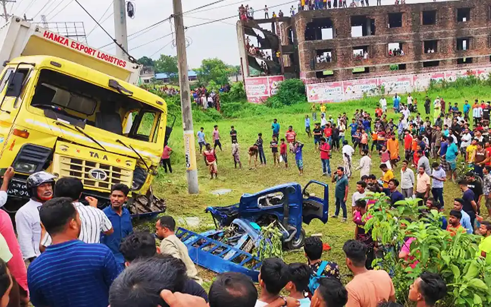 কুমিল্লায় পিকআপ-কাভার্ড ভ্যান সংঘর্ষে নিহত ৪, আহত ১৩