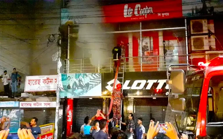 কুমিল্লায় জুতার শো-রুমে আগুন, ফায়ার সার্ভিসের ৪ কর্মী আহত