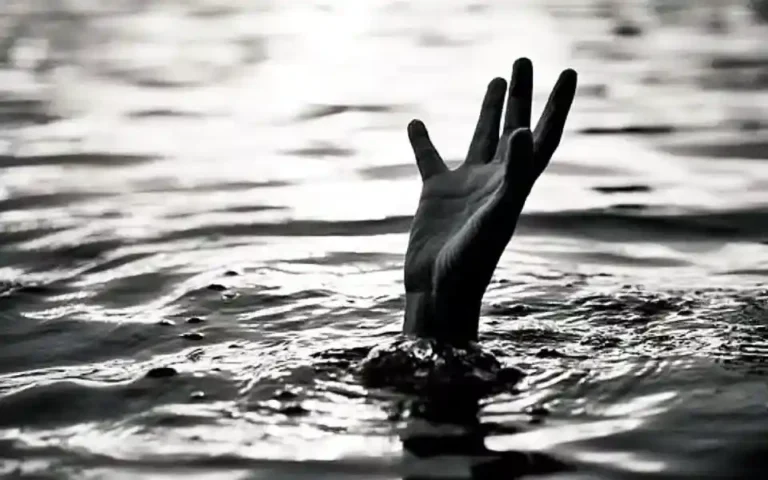 নদীর তীব্র স্রোতে ভেসে গেছেন দুই সন্তানসহ মা