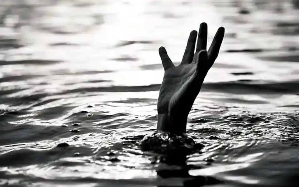 নদীর তীব্র স্রোতে ভেসে গেছেন দুই সন্তানসহ মা