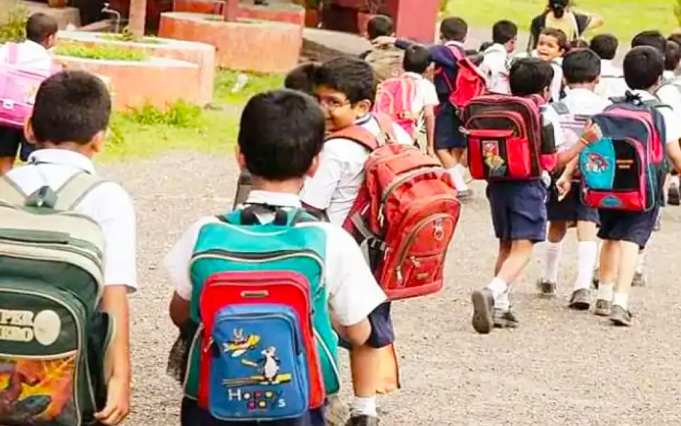 তীব্র গরমে সব সরকারি প্রাথমিক বিদ্যালয় বন্ধ ঘোষণা