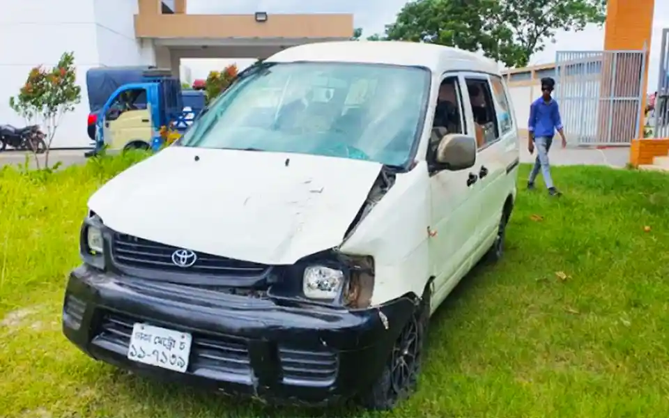 Constable killed 3 in separate road accident in Munshiganj