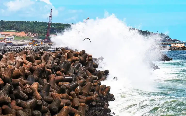ভয়াবহ রূপে ধেয়ে আসছে ঘূর্ণিঝড় ‘বিপর্যয়’, বাসিন্দাদের সরাচ্ছে ভারত-পাকিস্তান