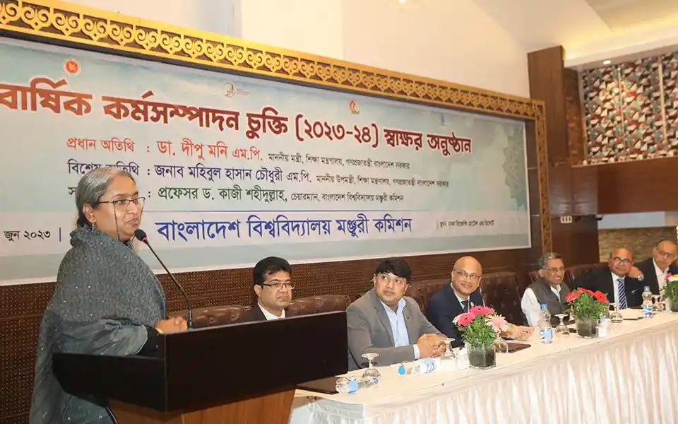 শিক্ষামন্ত্রী ডা. দীপু মনি বলেছেন প্রতিষ্ঠানভেদে আর্থিক প্রয়োজনীয়তা ও খরচের ধরন ভিন্ন হতে পারে, কিন্তু অর্থ ব্যয়ের ক্ষেত্রে স্বচ্ছতা ও জবাবিদিহির মানদণ্ড সকল প্রতিষ্ঠানে একই হওয়া উচিত। 