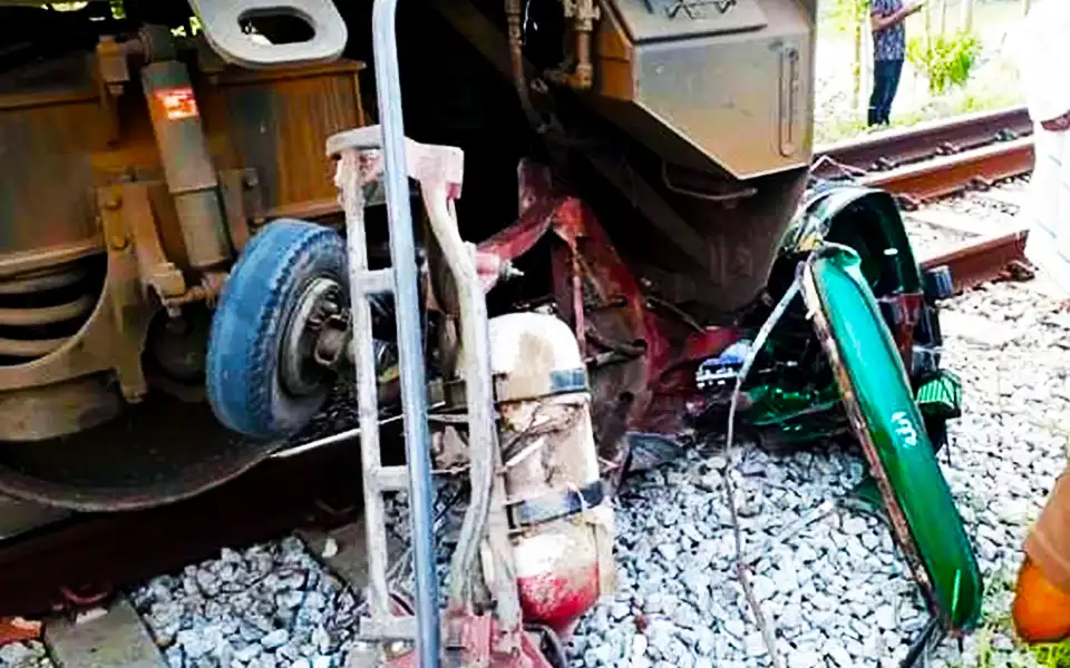 কুমিল্লায় ট্রেন-সিএনজি সংঘর্ষে প্রাণ গেল বাবা-ছেলের