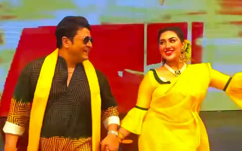 উপস্থাপনা করে মঞ্চ মাতাবেন ফেরদৌস-অপু