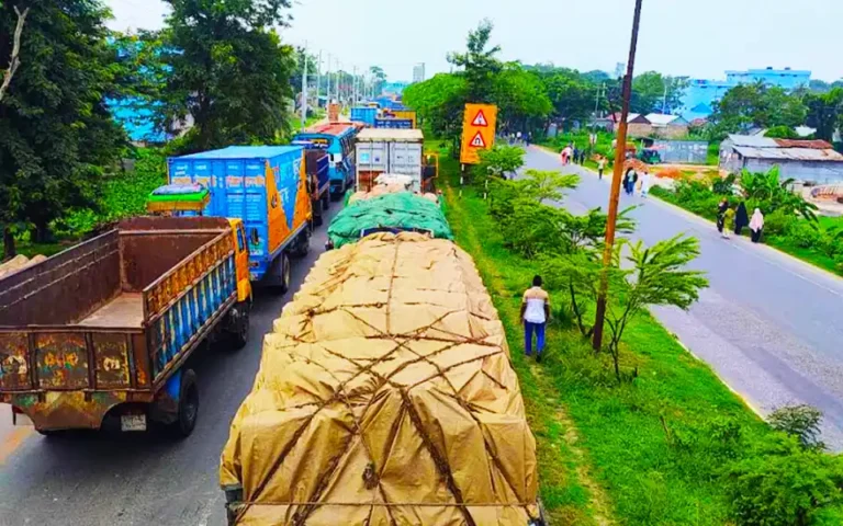 কুমিল্লায় আ. লীগের ২ পক্ষের সংঘর্ষে মহাসড়কে তীব্র যানজট