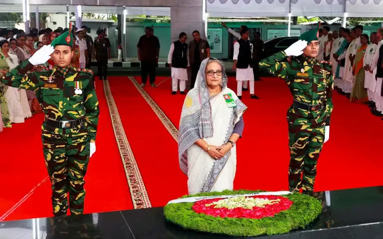 ঐতিহাসিক ছয় দফা দিবসে বঙ্গবন্ধুর প্রতিকৃতিতে প্রধানমন্ত্রীর শ্রদ্ধা নিবেদন
