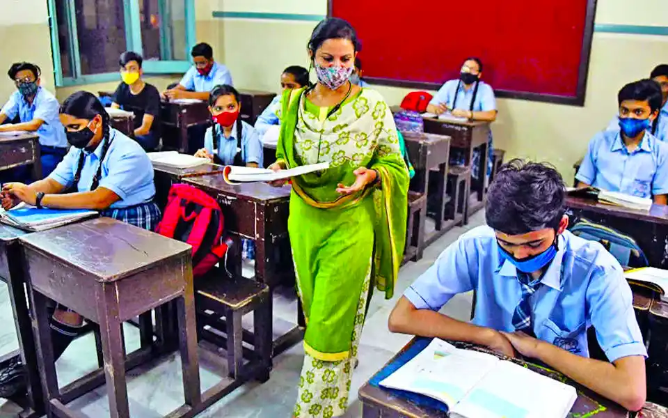 প্রচণ্ড গরমে মাধ্যমিক বিদ্যালয় বৃহস্পতিবার ছুটি ঘোষণা