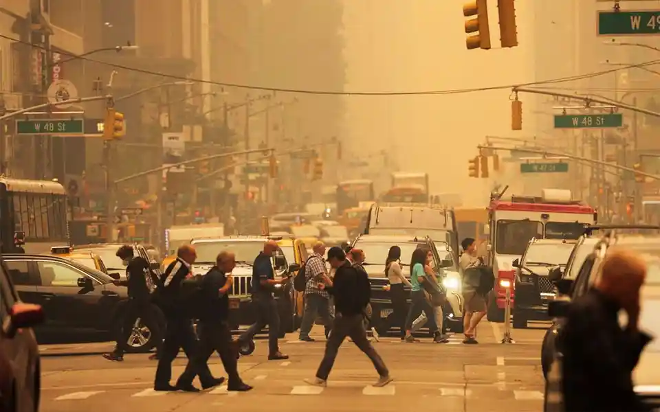 যুক্তরাষ্ট্র-কানাডায় তীব্র ধোঁয়া মানুষকে মাস্ক পরার পরামর্শ