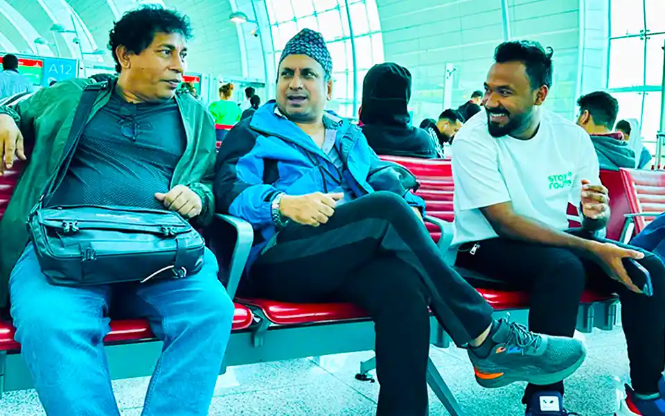 দুবাই বিমানবন্দরে তিন অভিনেতার দেখা