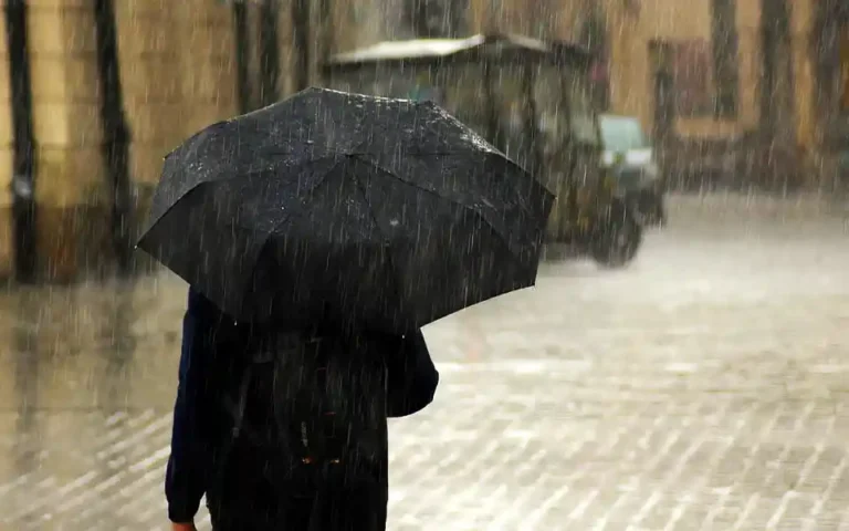 ৬০ কিমি বেগে ঝড়বৃষ্টির পূর্বাভাস: ১০ জেলায় সতর্কসংকেত