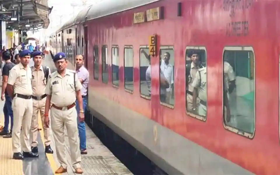 4 killed including police officer in Mumbai-bound train