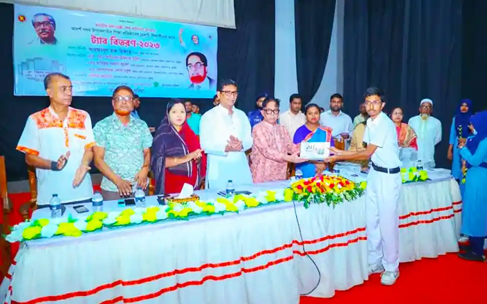 900 meritorious students of Comilla received the Prime Minister's gift