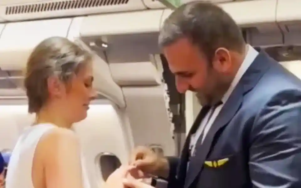 A pilot proposes to his girlfriend in a novel way on a flying plane